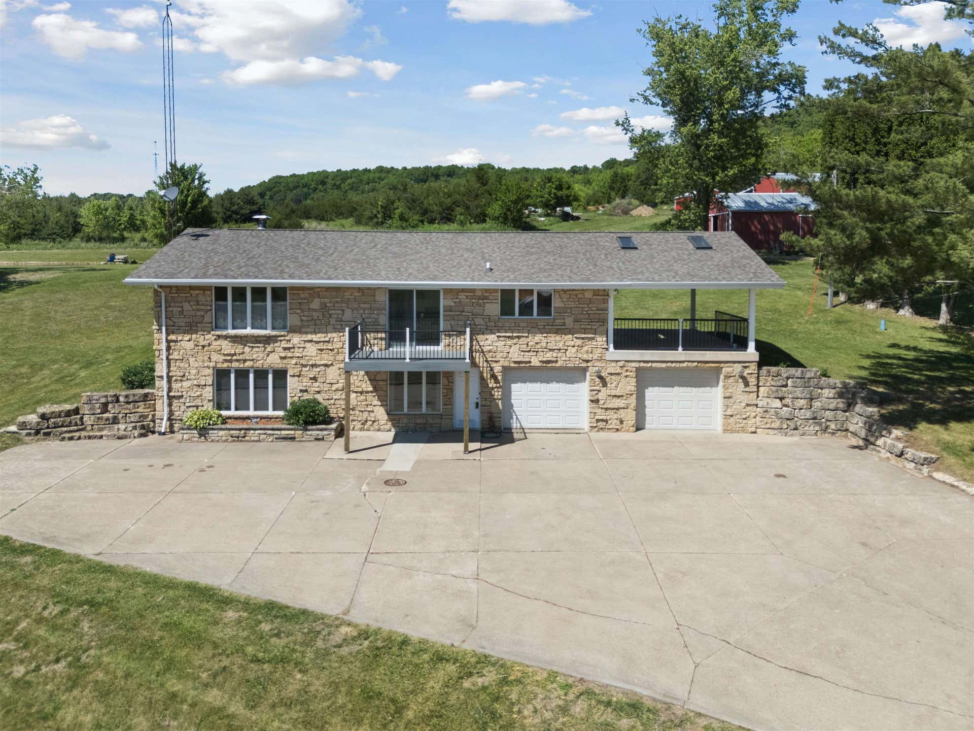 8311 Hidden Valley Road, Dubuque, IA 52003 8311 Hidden Valley Road, Dubuque, IA 52003