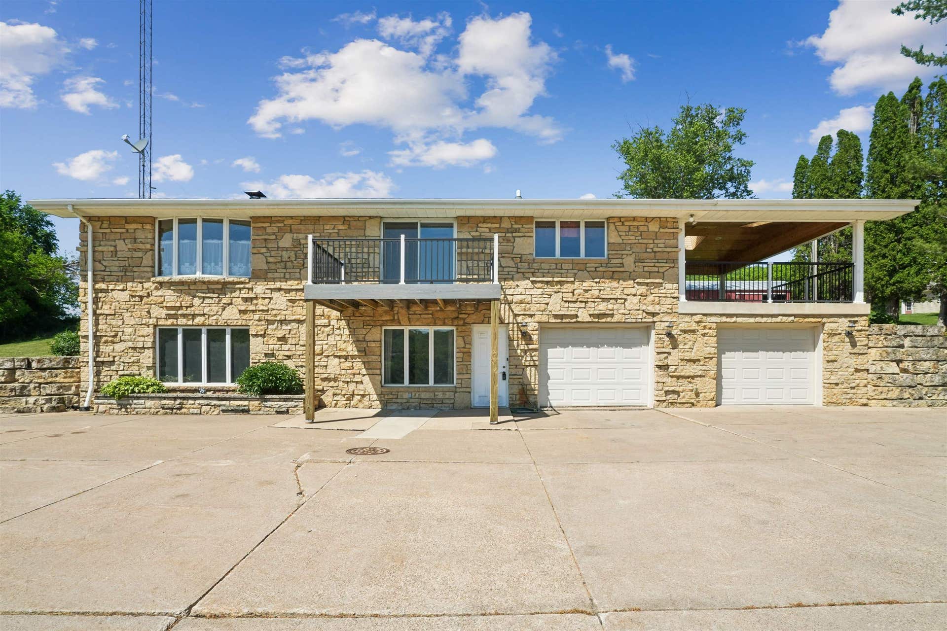 8311 Hidden Valley Road, Dubuque, IA 52003 8311 Hidden Valley Road, Dubuque, IA 52003