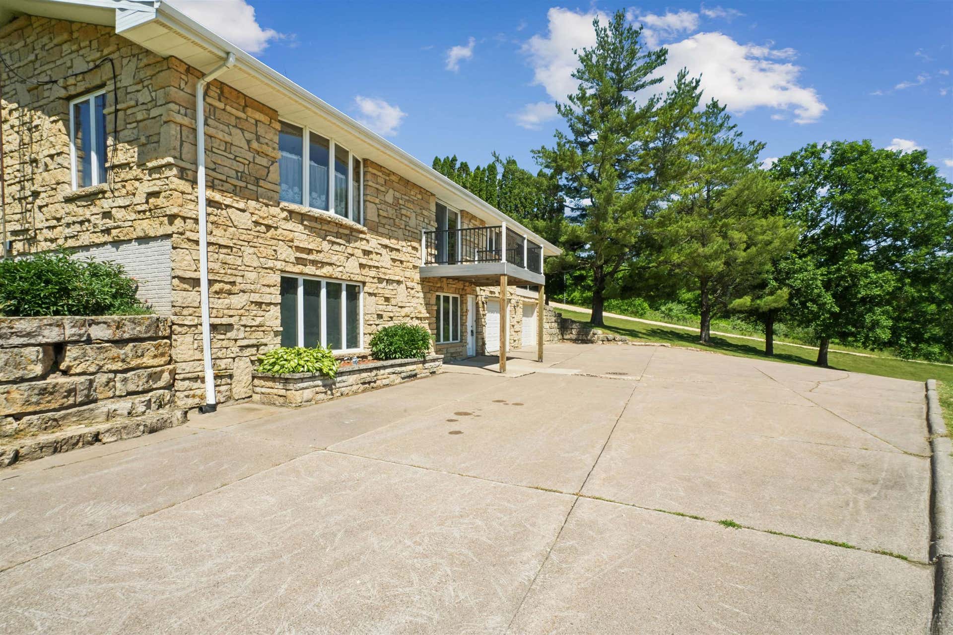 8311 Hidden Valley Road, Dubuque, IA 52003 8311 Hidden Valley Road, Dubuque, IA 52003