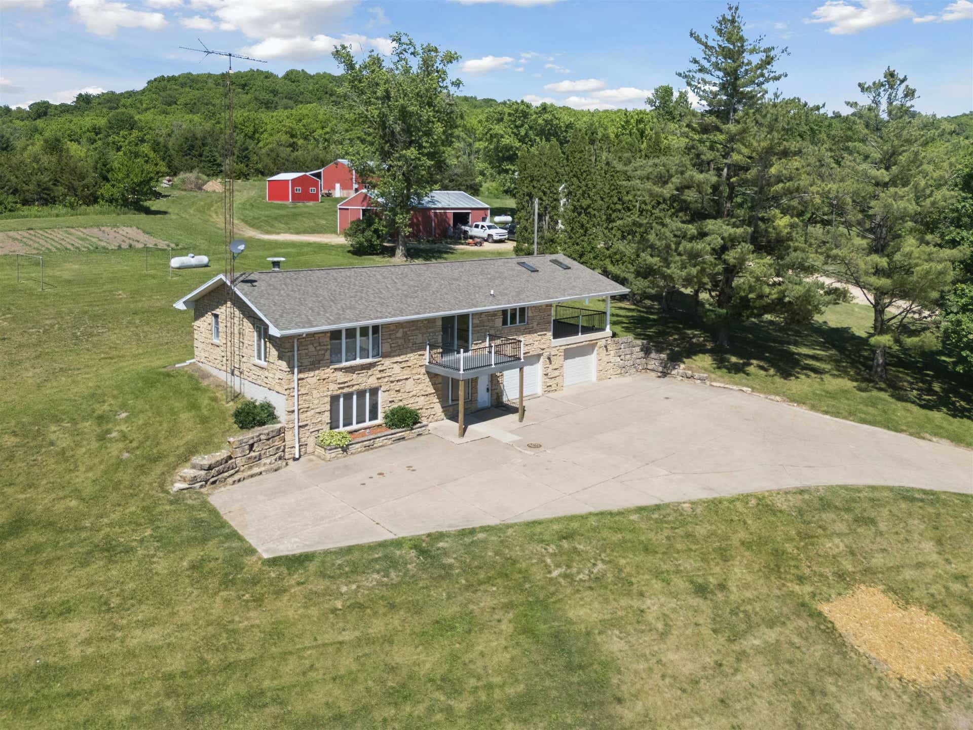 8311 Hidden Valley Road, Dubuque, IA 52003 8311 Hidden Valley Road, Dubuque, IA 52003