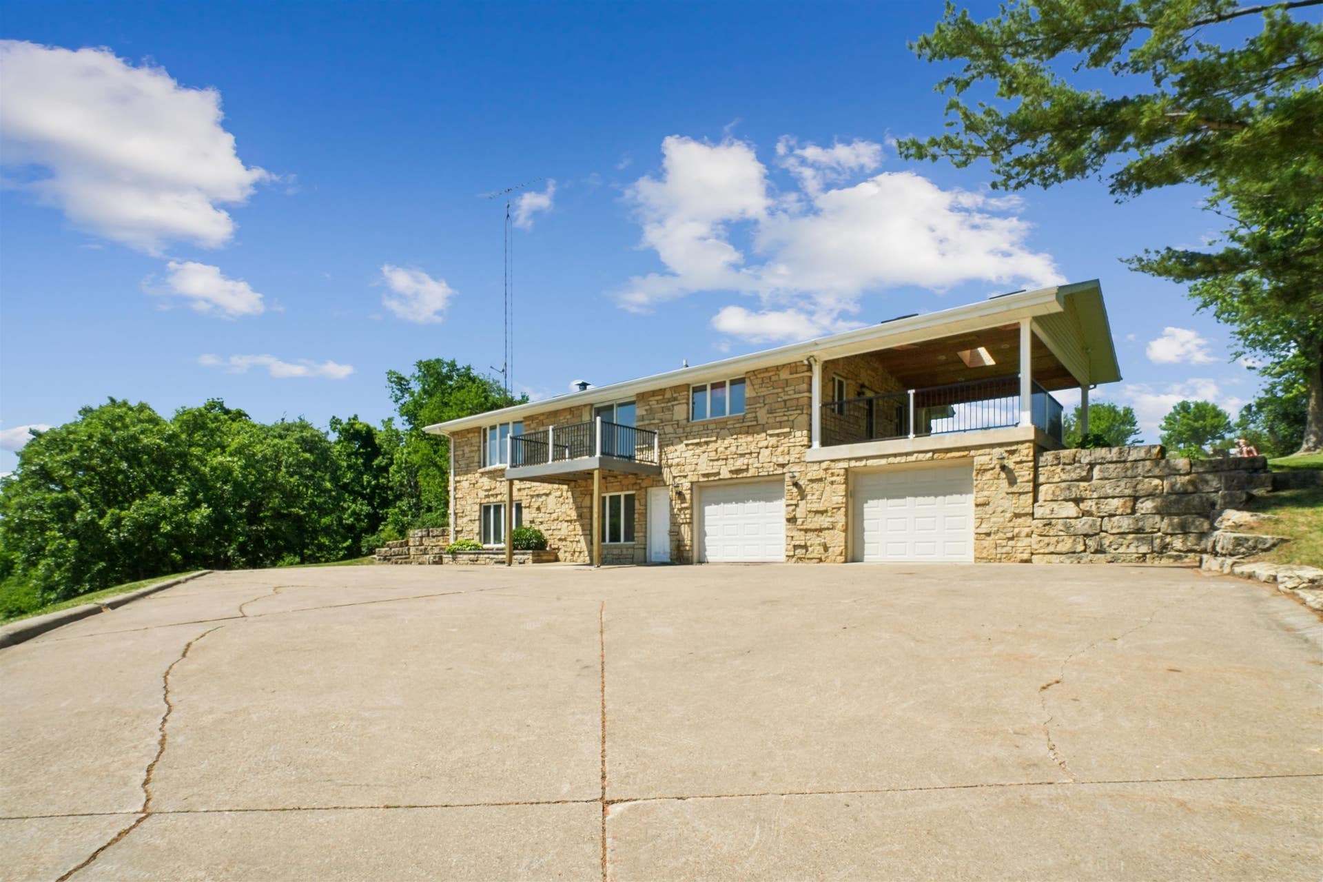 8311 Hidden Valley Road, Dubuque, IA 52003 8311 Hidden Valley Road, Dubuque, IA 52003