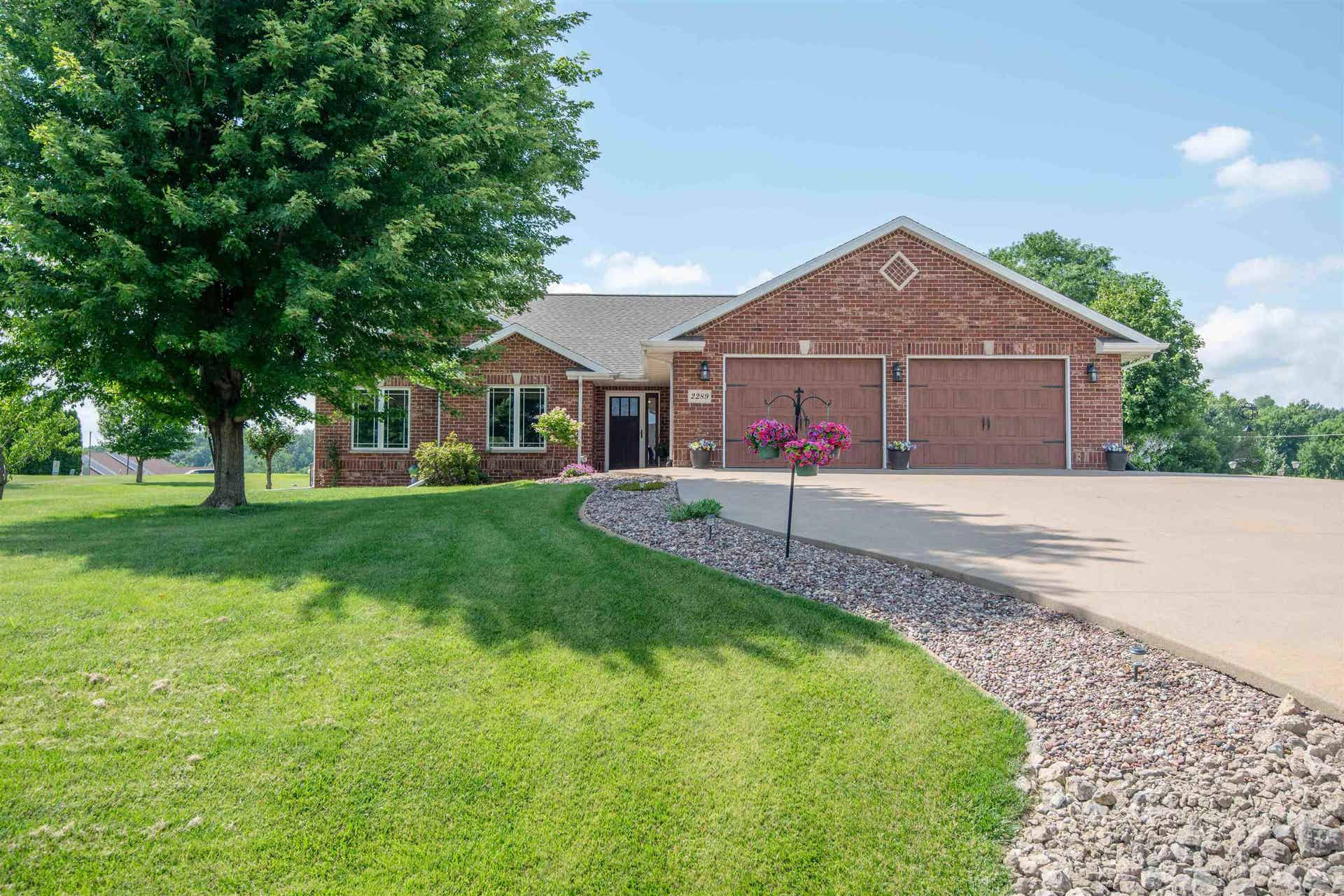2289 Wedgewood Drive, Dubuque, IA 52002 2289 Wedgewood Drive, Dubuque, IA 52002