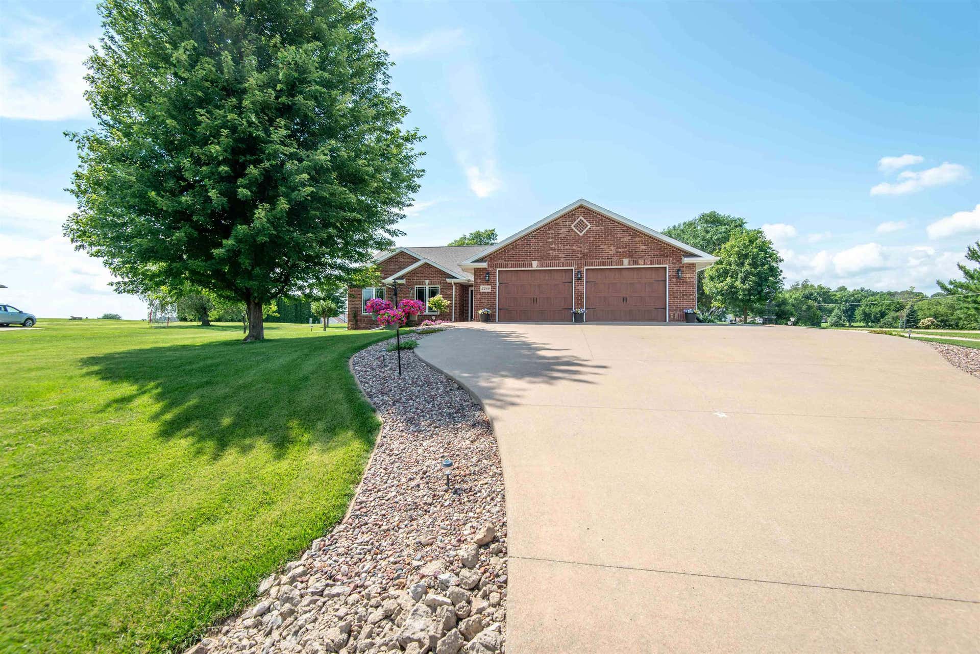 2289 Wedgewood Drive, Dubuque, IA 52002 2289 Wedgewood Drive, Dubuque, IA 52002