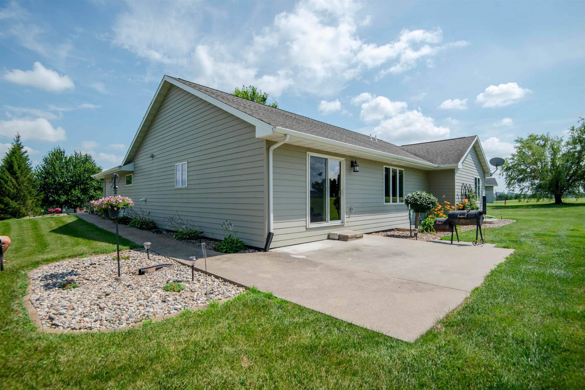 2289 Wedgewood Drive, Dubuque, IA 52002 2289 Wedgewood Drive, Dubuque, IA 52002