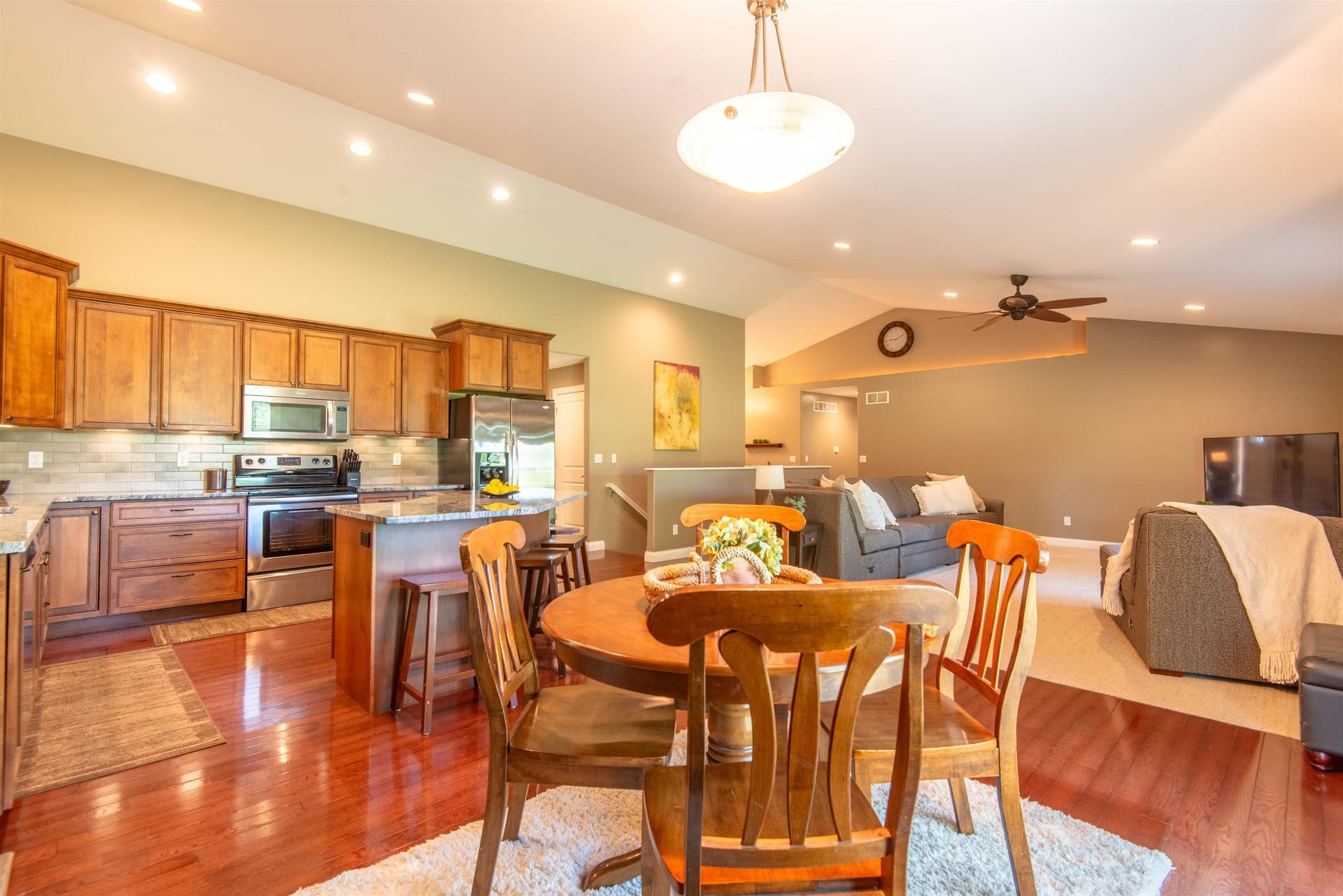 2289 Wedgewood Drive, Dubuque, IA 52002 2289 Wedgewood Drive, Dubuque, IA 52002