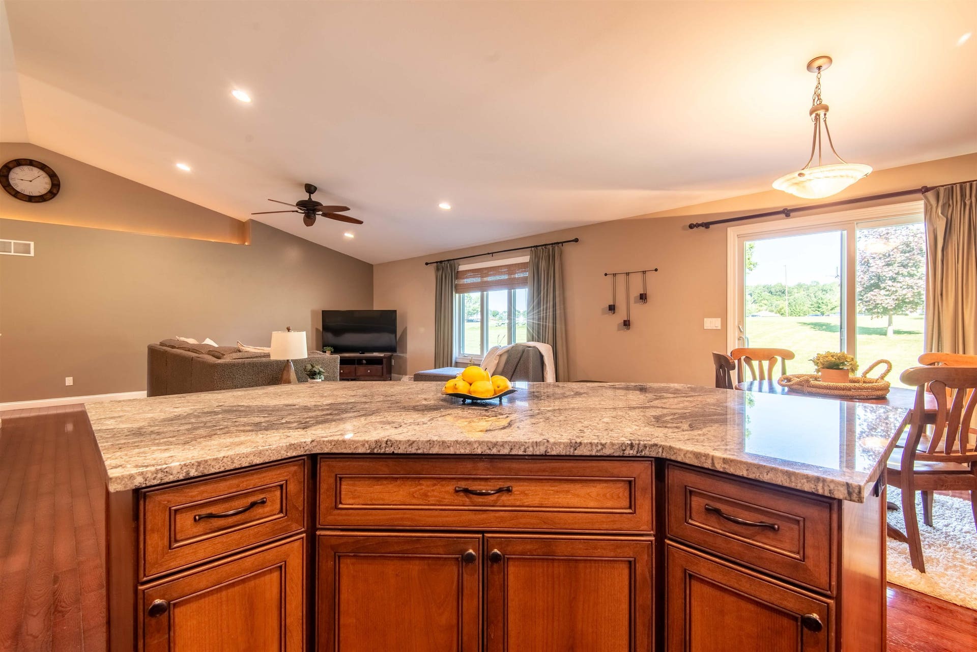 2289 Wedgewood Drive, Dubuque, IA 52002 2289 Wedgewood Drive, Dubuque, IA 52002