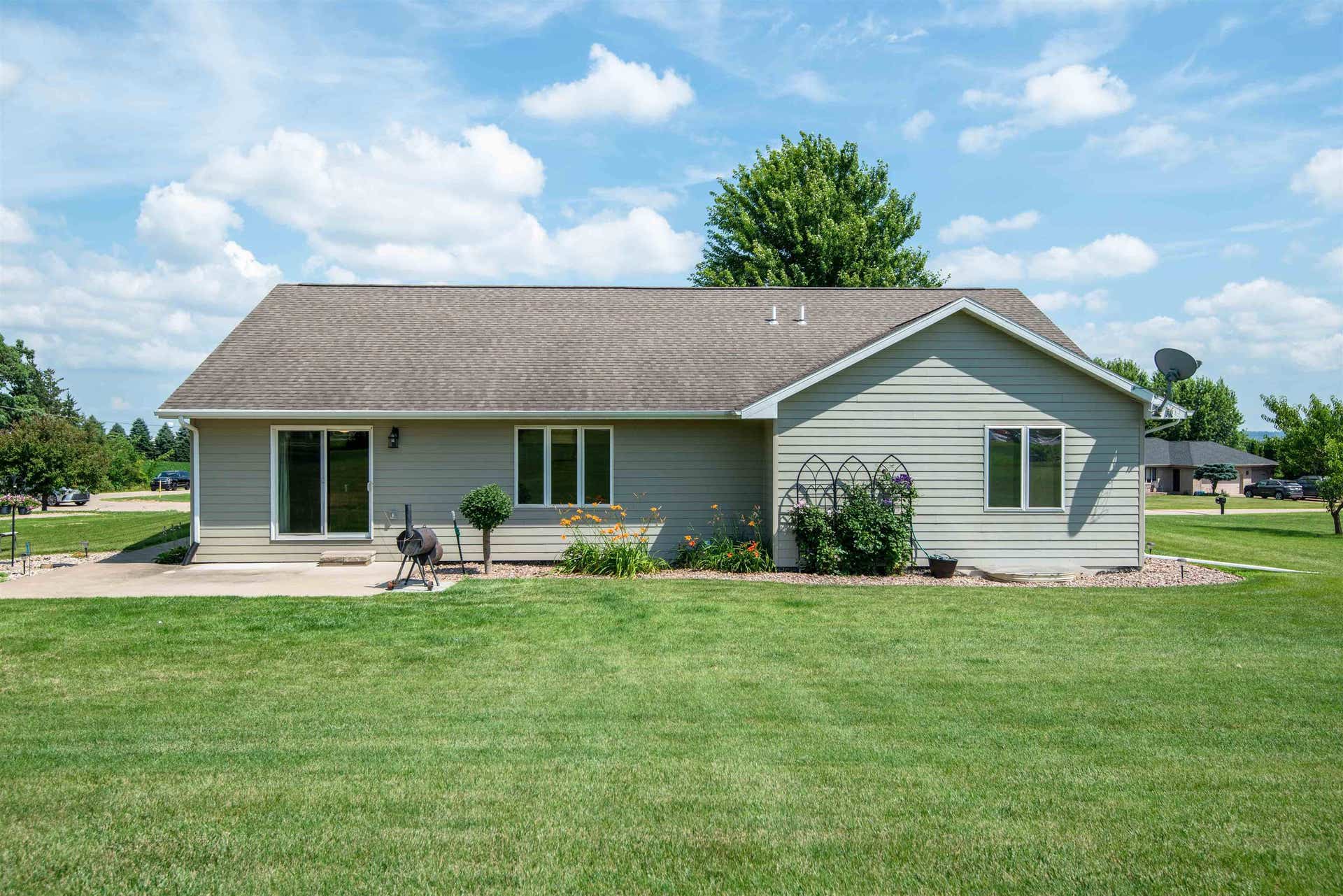 2289 Wedgewood Drive, Dubuque, IA 52002 2289 Wedgewood Drive, Dubuque, IA 52002