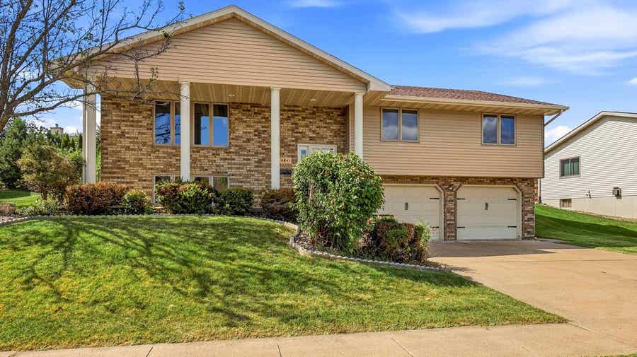 Property photo for 4841 Camelot Drive, Dubuque, IA