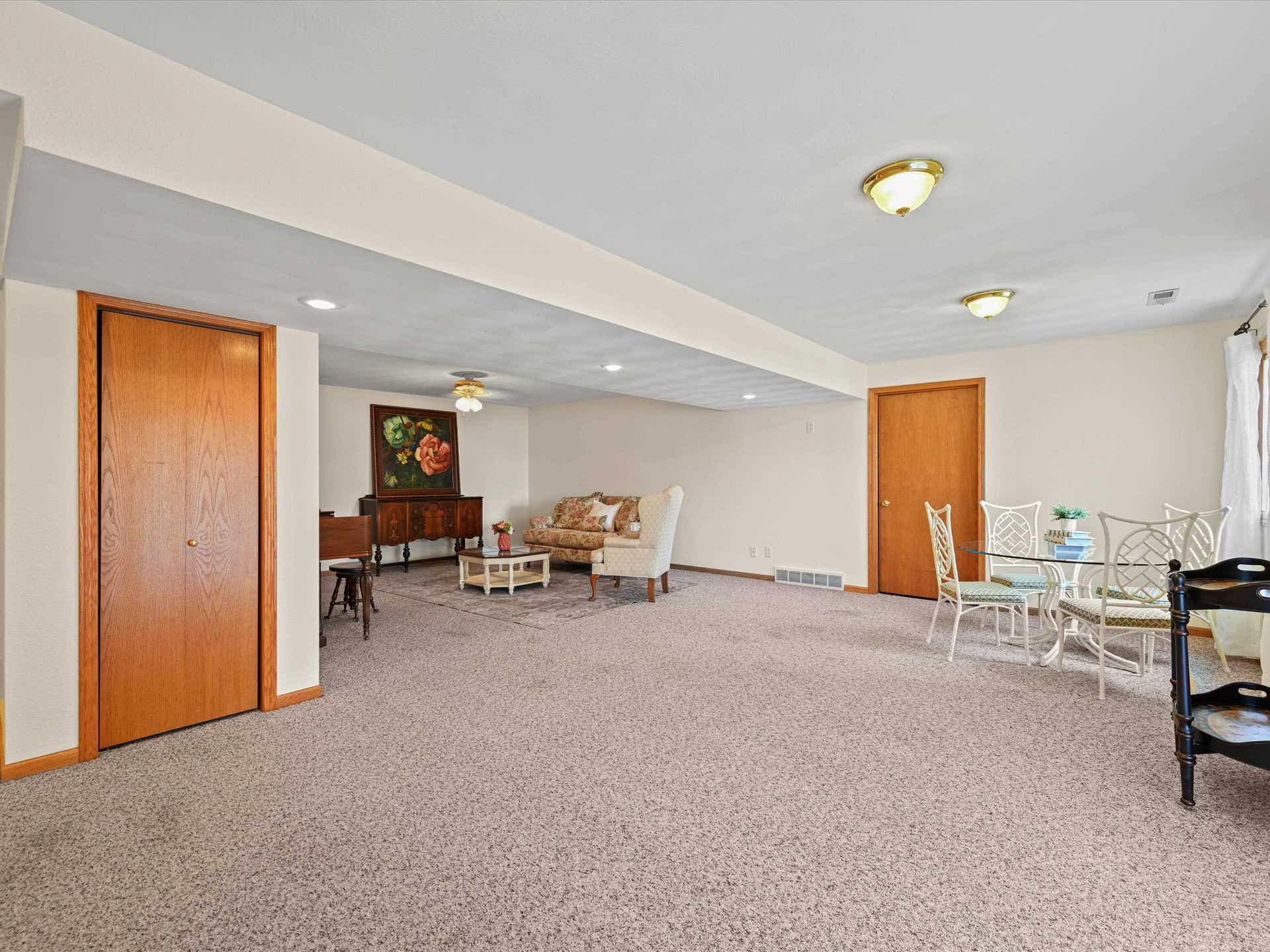6183 Forest Hills Drive, Dubuque, IA 52002 6183 Forest Hills Drive, Dubuque, IA 52002