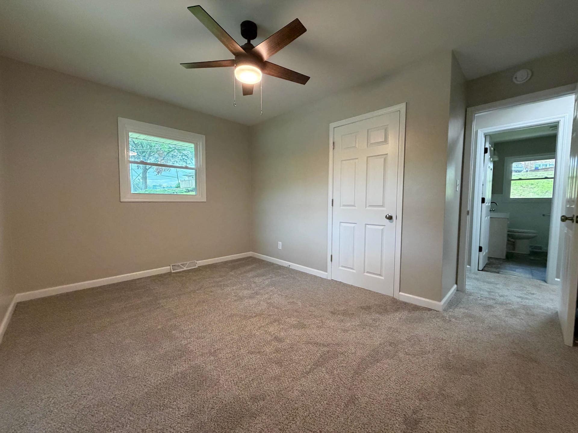 1070 Roosevelt Street, Dubuque, IA 52001 1070 Roosevelt Street, Dubuque, IA 52001