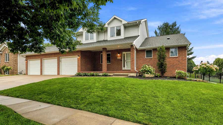 Property photo for 921 Barbaralee Drive, Dubuque, IA