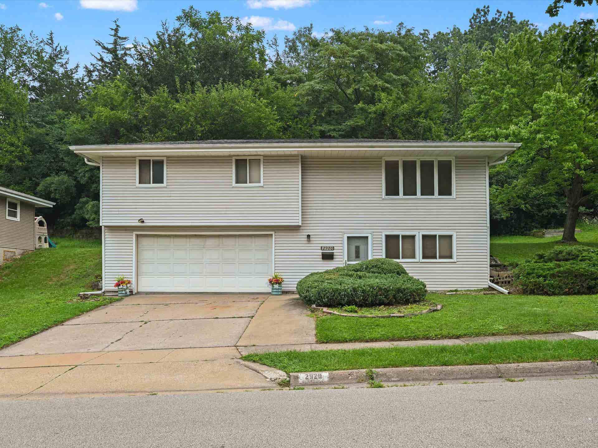 2920 Wildwood Drive, Dubuque, IA 52001 2920 Wildwood Drive, Dubuque, IA 52001