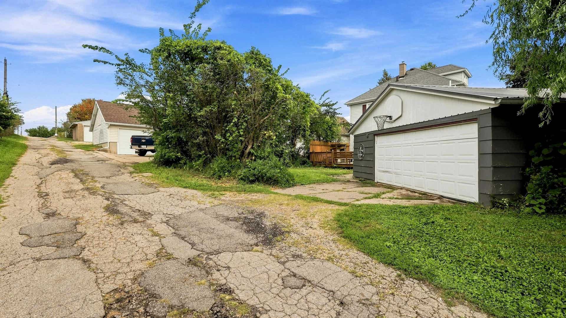 2821 Muscatine Street, Dubuque, IA 52001 2821 Muscatine Street, Dubuque, IA 52001