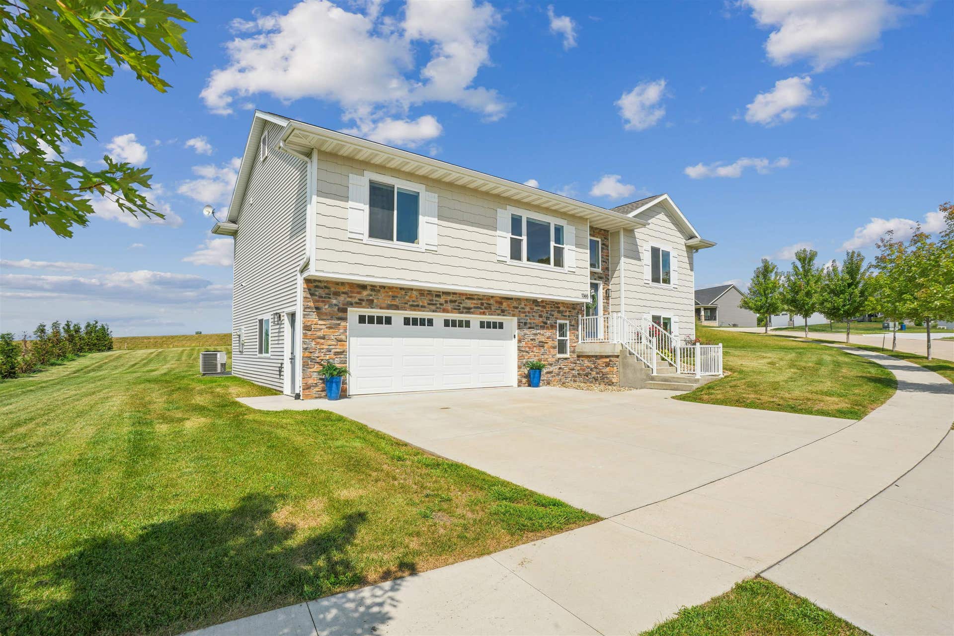 1365 Cedar Trail Drive, Dubuque, IA 52003 1365 Cedar Trail Drive, Dubuque, IA 52003