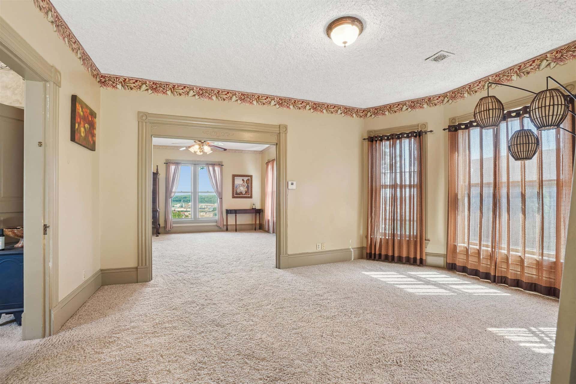 990 Grove Terrace, Dubuque, IA 52001 990 Grove Terrace, Dubuque, IA 52001