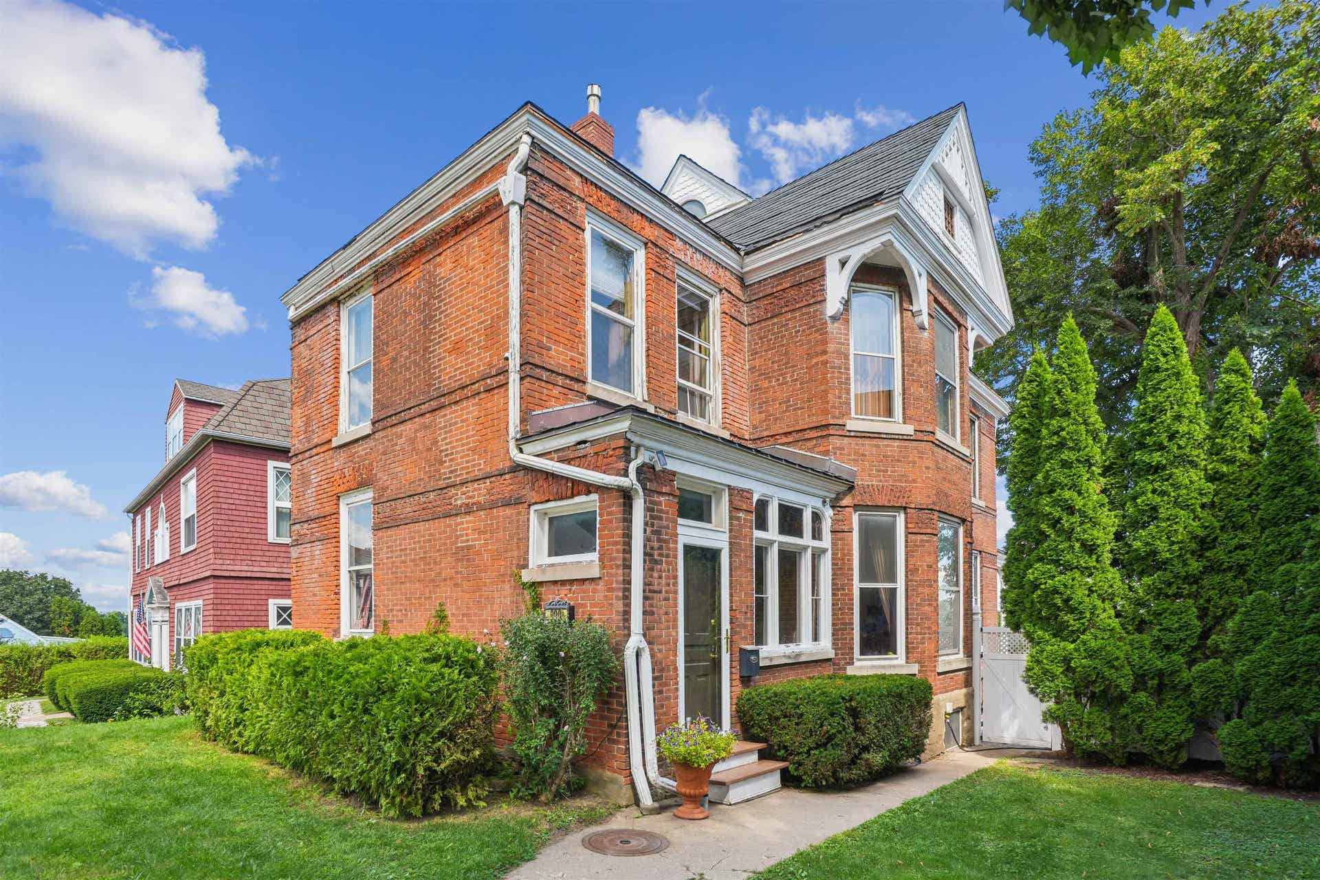 990 Grove Terrace, Dubuque, IA 52001 990 Grove Terrace, Dubuque, IA 52001