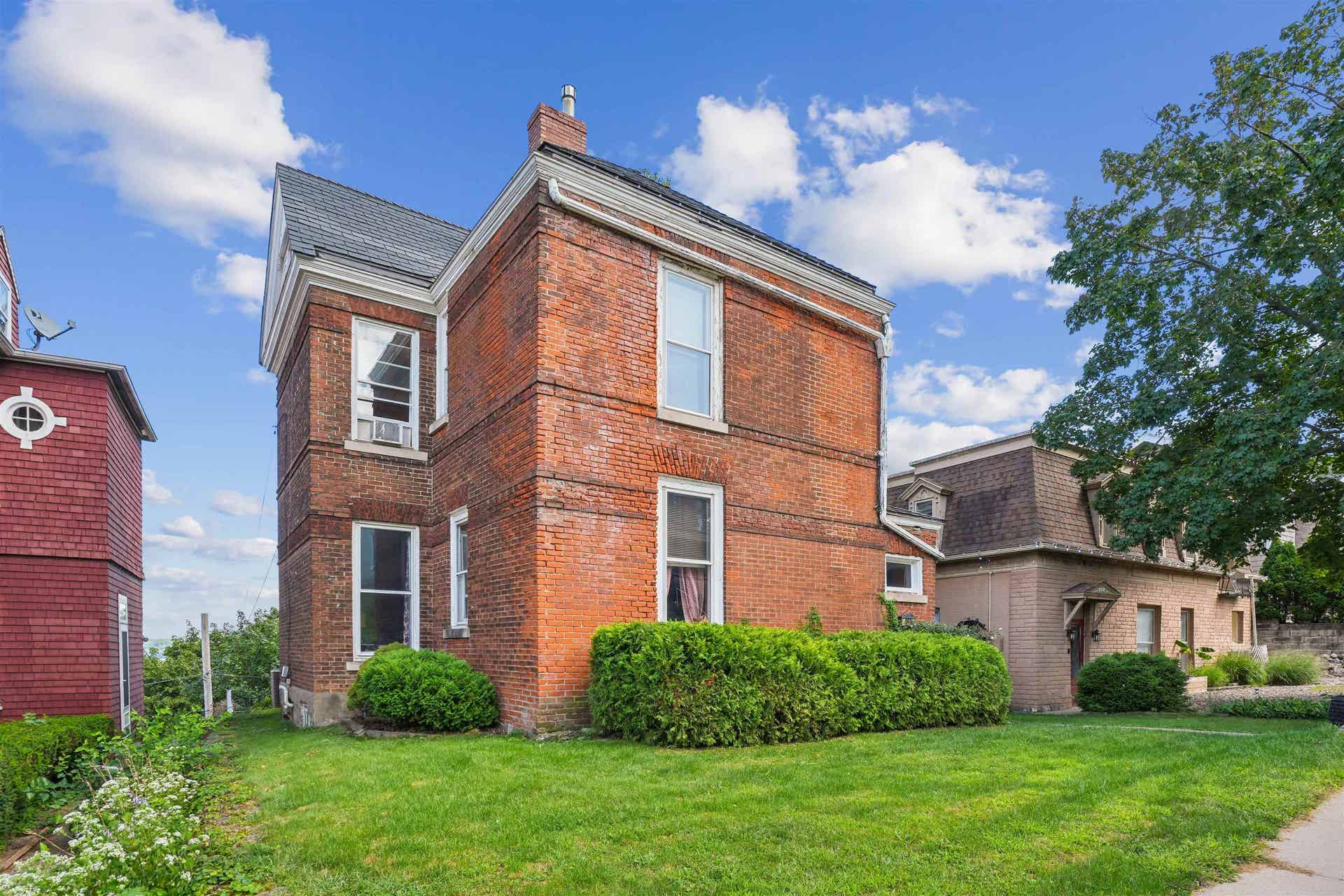 990 Grove Terrace, Dubuque, IA 52001 990 Grove Terrace, Dubuque, IA 52001