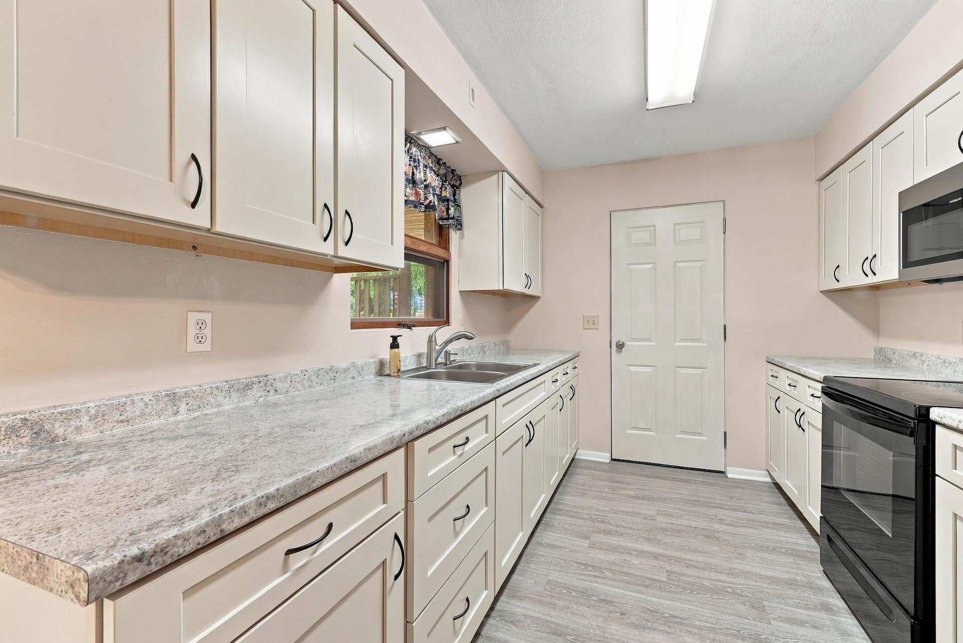 10920 Cascade Drive, Dubuque, IA 52003 10920 Cascade Drive, Dubuque, IA 52003