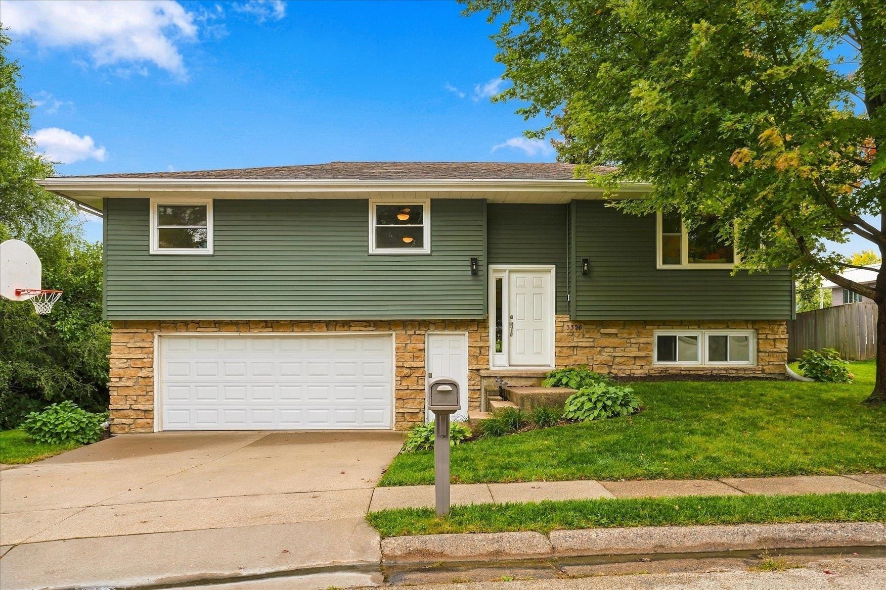3326 Kimberly Drive, Dubuque, IA 52002 3326 Kimberly Drive, Dubuque, IA 52002