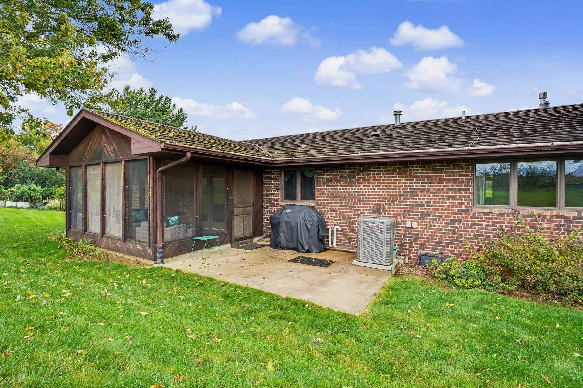 2305 Buckskin Circle, Dubuque, IA 52001 2305 Buckskin Circle, Dubuque, IA 52001