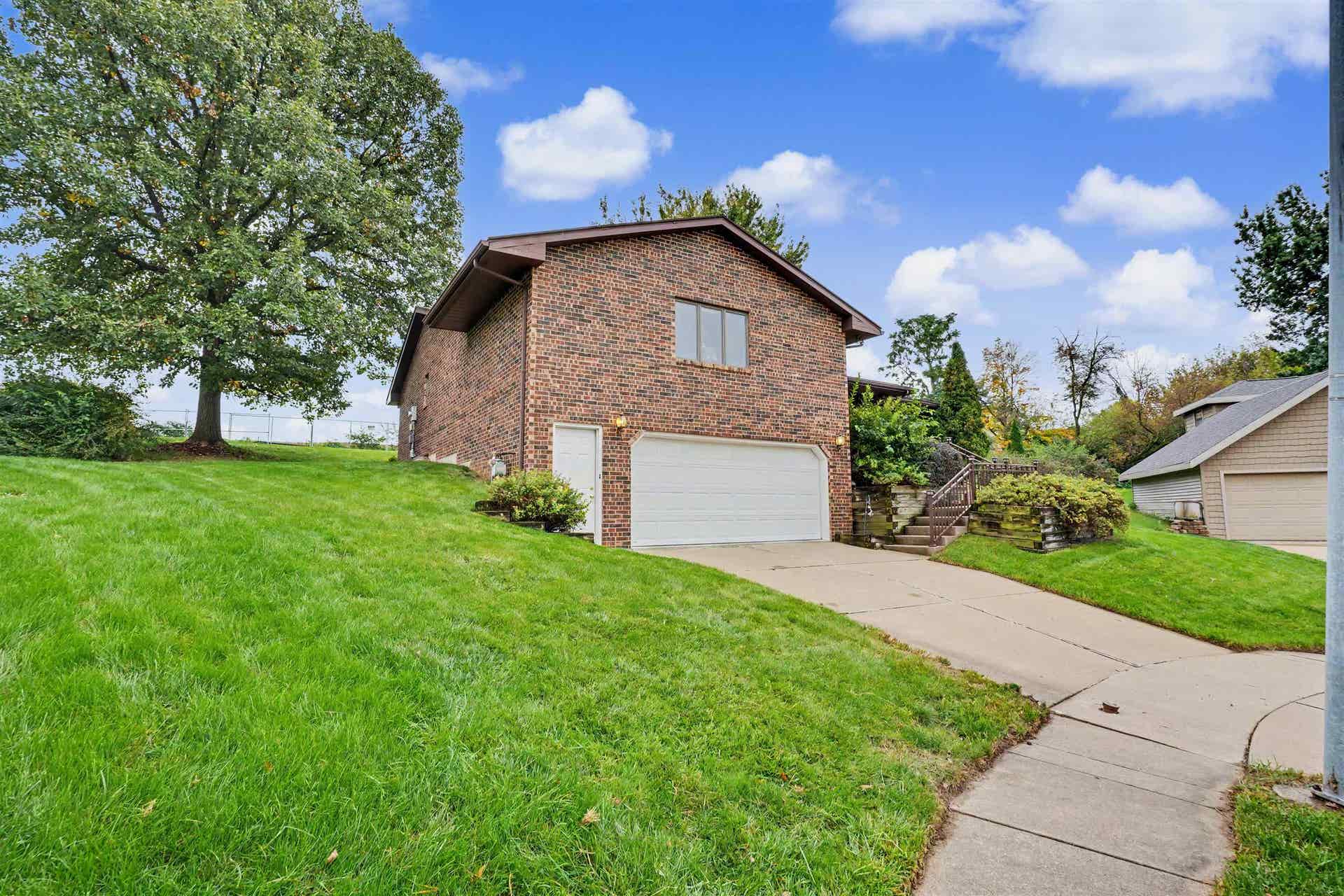 2305 Buckskin Circle, Dubuque, IA 52001 2305 Buckskin Circle, Dubuque, IA 52001