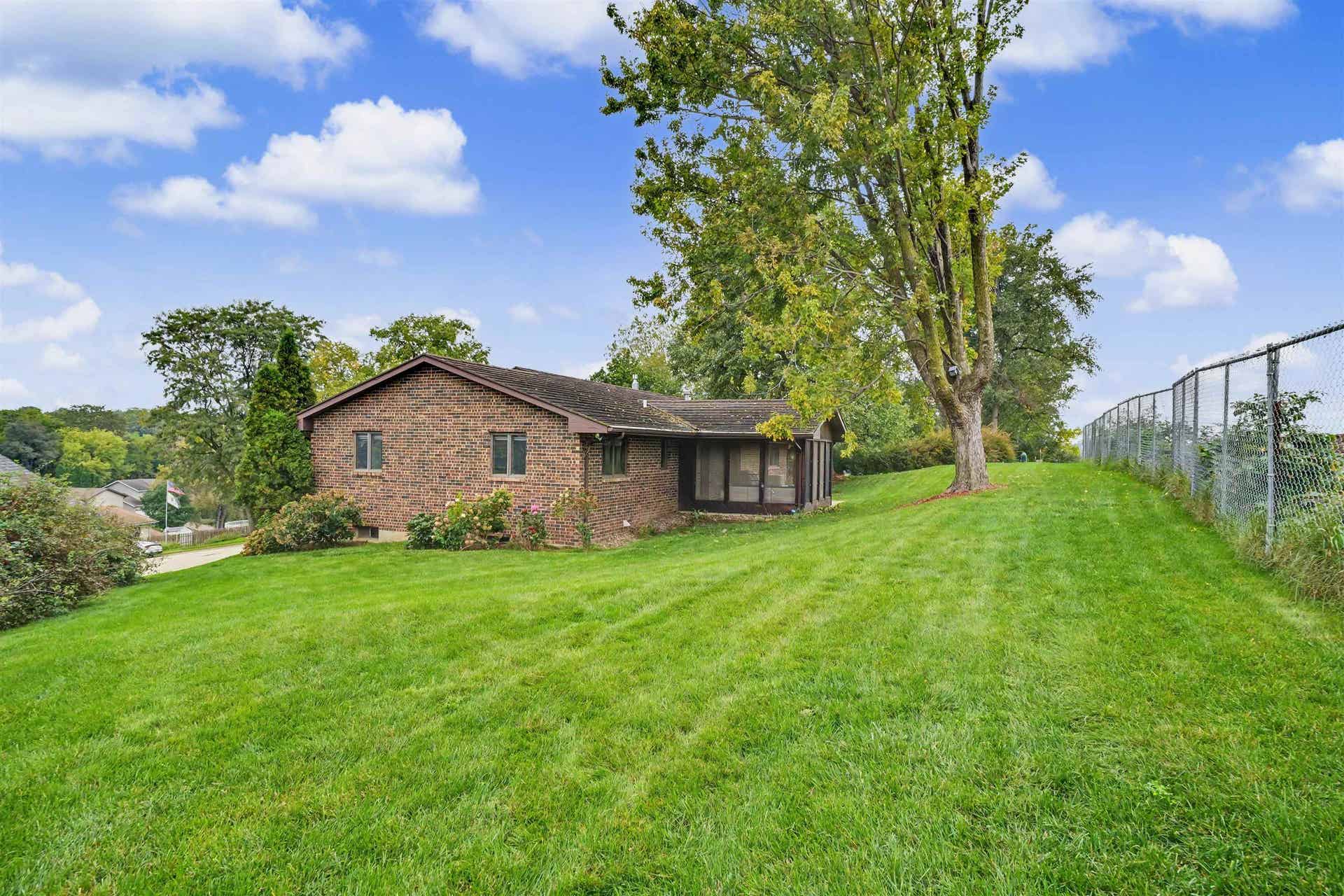 2305 Buckskin Circle, Dubuque, IA 52001 2305 Buckskin Circle, Dubuque, IA 52001