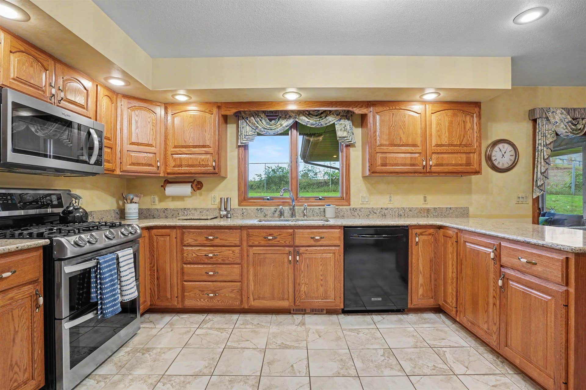 2305 Buckskin Circle, Dubuque, IA 52001 2305 Buckskin Circle, Dubuque, IA 52001