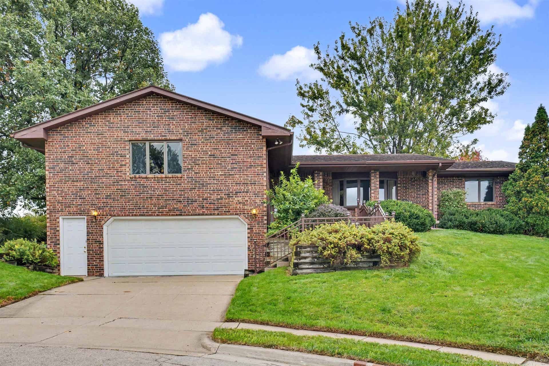 2305 Buckskin Circle, Dubuque, IA 52001 2305 Buckskin Circle, Dubuque, IA 52001