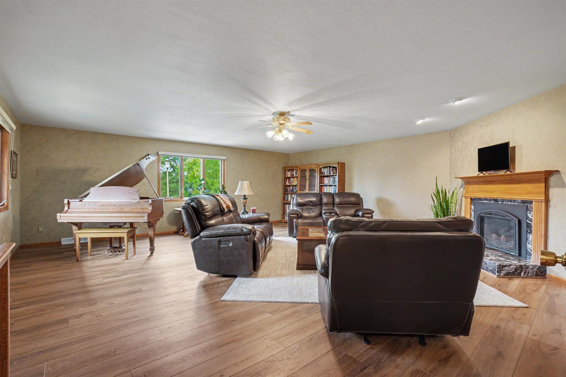 2305 Buckskin Circle, Dubuque, IA 52001 2305 Buckskin Circle, Dubuque, IA 52001