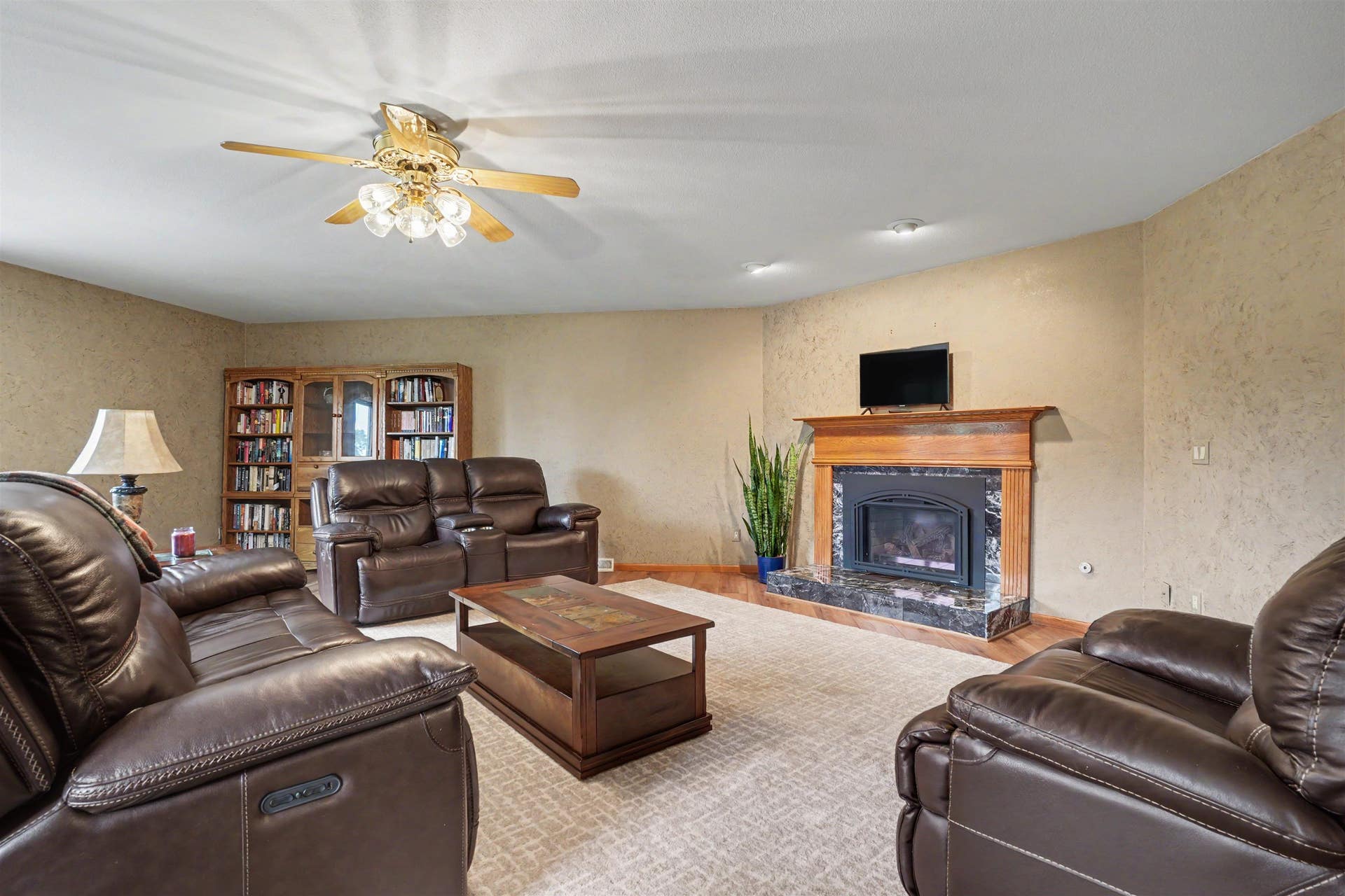 2305 Buckskin Circle, Dubuque, IA 52001 2305 Buckskin Circle, Dubuque, IA 52001