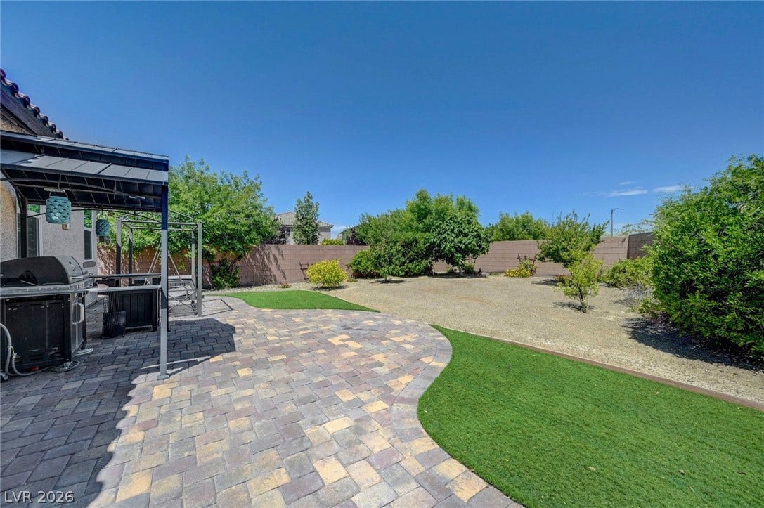3086 Ripe Peak Lane, Henderson, NV 89044 This spacious private yard features a paver patio, perfect for outdoor entertaining.