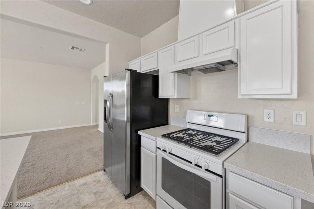 1116 Strada Cristallo, Henderson, NV 89011 Culinary delights await in this bright kitchen, complete with a modern range and ample counter space.
