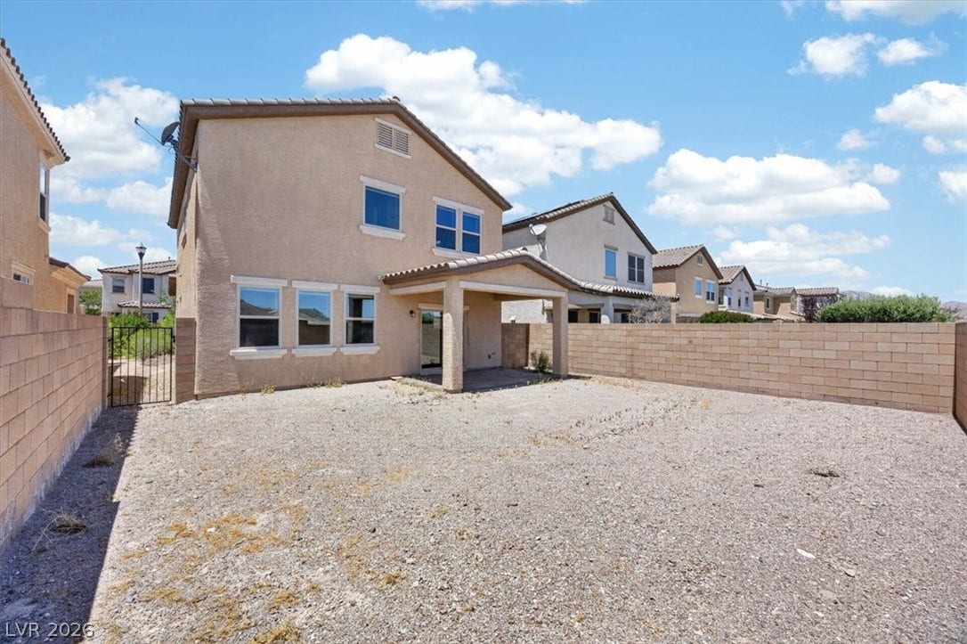 1116 Strada Cristallo, Henderson, NV 89011 A spacious, rock-covered backyard provides a blank canvas for personalized outdoor living.