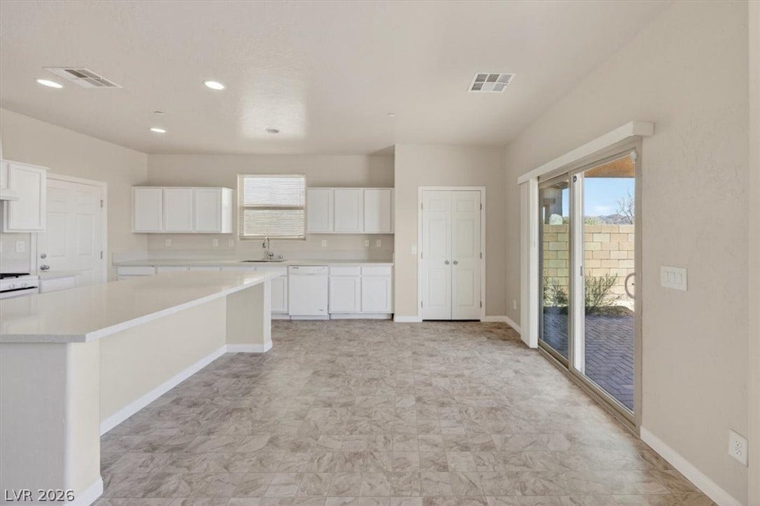 1116 Strada Cristallo, Henderson, NV 89011 An inviting open-concept kitchen features a spacious island and seamless access to outdoor living.
