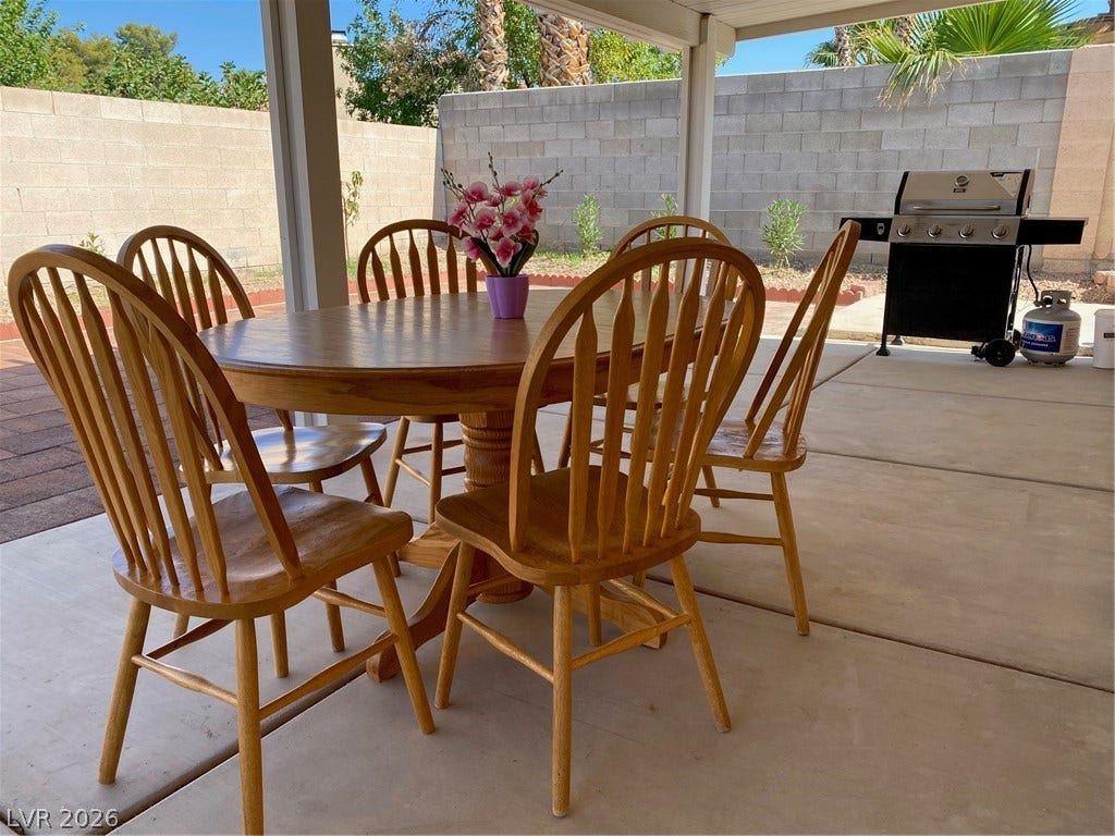 2340 Viewcrest Road, Henderson, NV 89014 This inviting outdoor space is perfect for al fresco dining and entertaining.