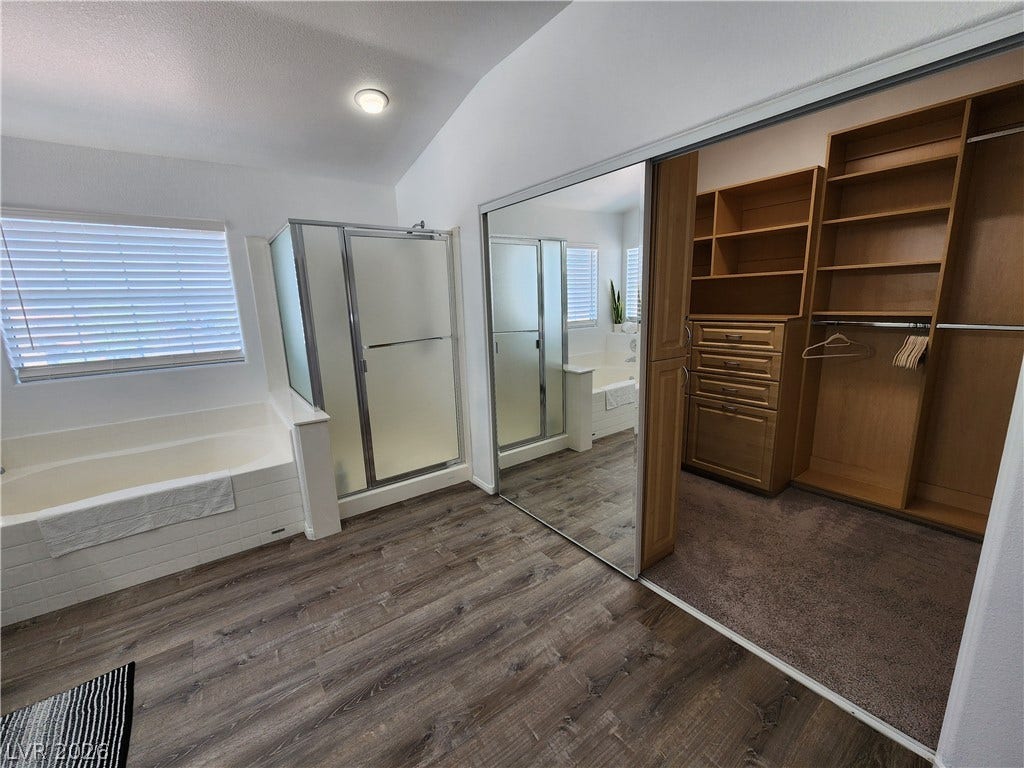 2743 Peekskill Avenue, Henderson, NV 89052 This spacious primary bathroom features a generous soaking tub, separate shower, and convenient walk-in closet.