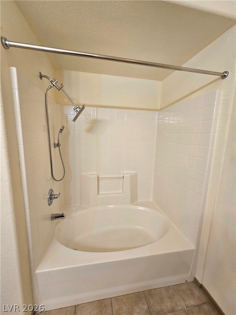 833 Aspen Peak Loop, #112, Henderson, NV 89011 Garden tub / shower combination in the primary bathroom