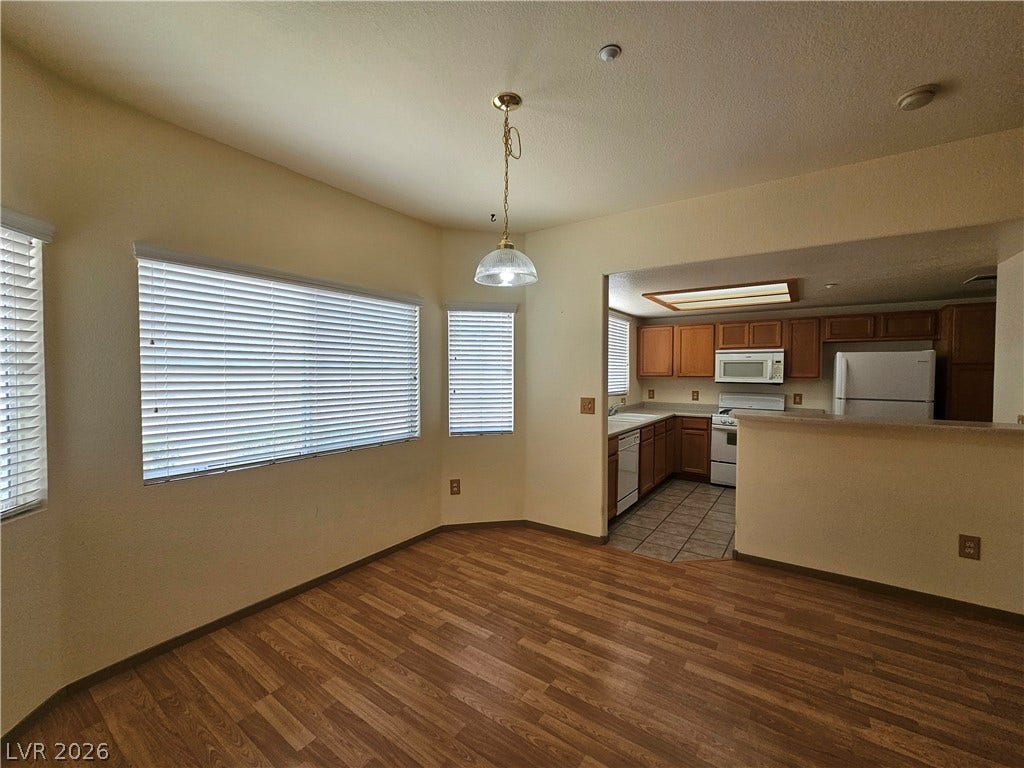 833 Aspen Peak Loop, #112, Henderson, NV 89011 Seamless flow between the dining area and kitchen.