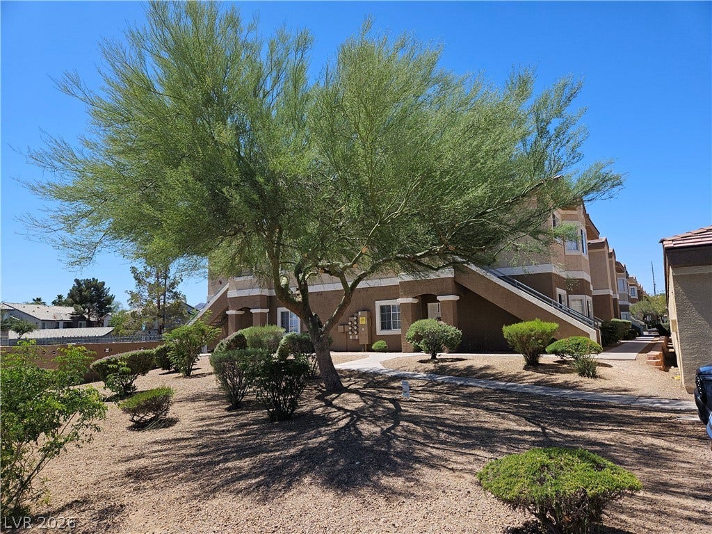833 Aspen Peak Loop, #112, Henderson, NV 89011 Well manicured grounds