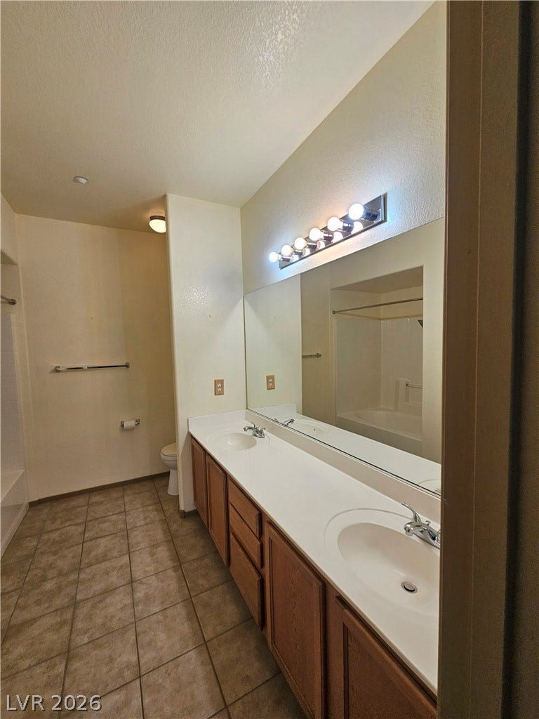 833 Aspen Peak Loop, #112, Henderson, NV 89011 Dual sinks in the primary bathroom