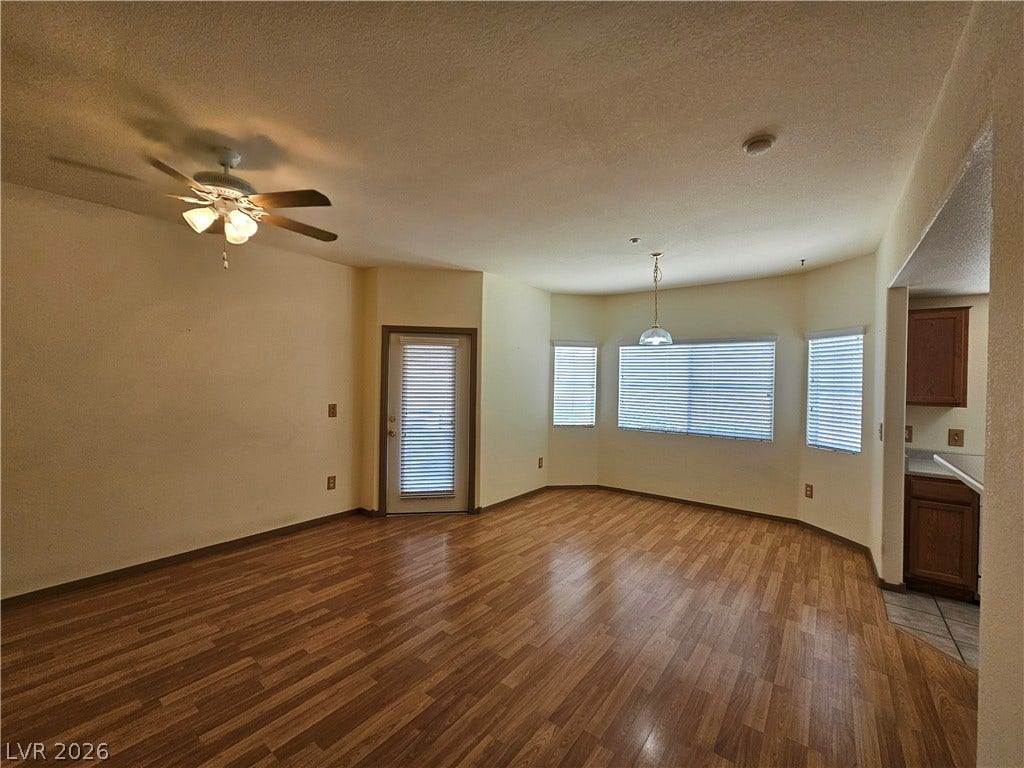 833 Aspen Peak Loop, #112, Henderson, NV 89011 The living area features a bright bay window nook.