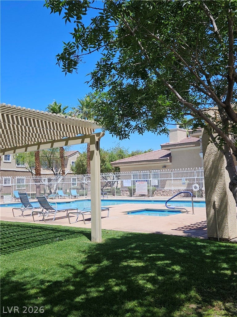 833 Aspen Peak Loop, #112, Henderson, NV 89011 Lush green grass in the pool area