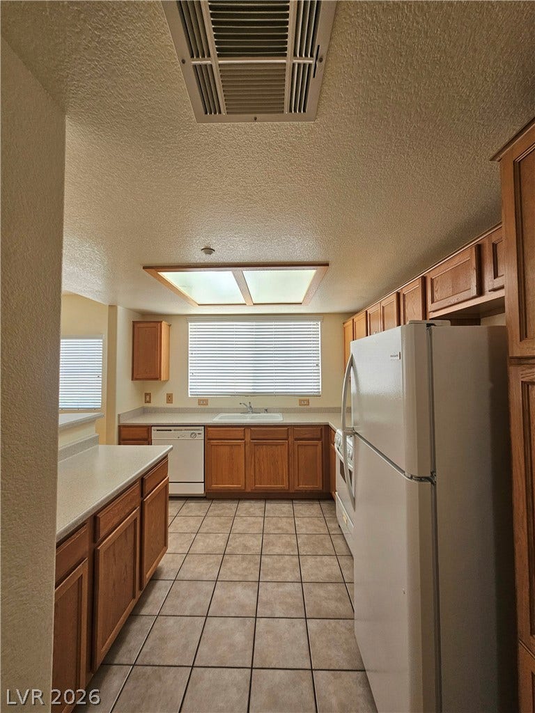 833 Aspen Peak Loop, #112, Henderson, NV 89011 Natural wood cabinetry and tile flooring provides a practical space for daily living.