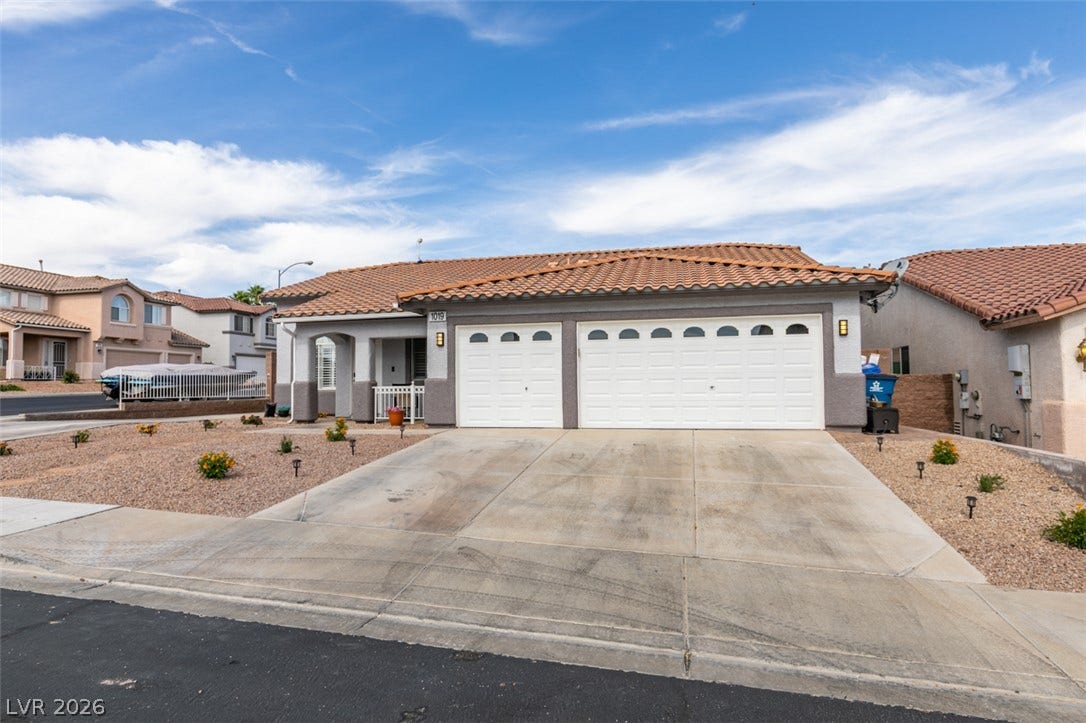 1019 Silver Retreat Court, Henderson, NV 89002 Low maintenance landscaping with paver walk way
