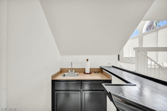 2553 Hummingbird Hill Avenue, Henderson, NV 89074 A clever wet bar and seating area are tucked into a cozy, well-lit nook with natural light.