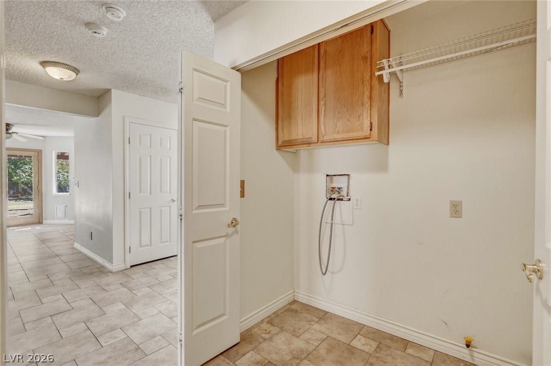 1827 Escondido Terrace, Henderson, NV 89074 Conveniently located utility space features practical tile flooring and overhead cabinetry.