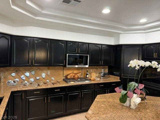 699 Brandy Hill Place, Henderson, NV 89052 Culinary delights await in this well-appointed kitchen, featuring a built-in range and ample cabinetry.