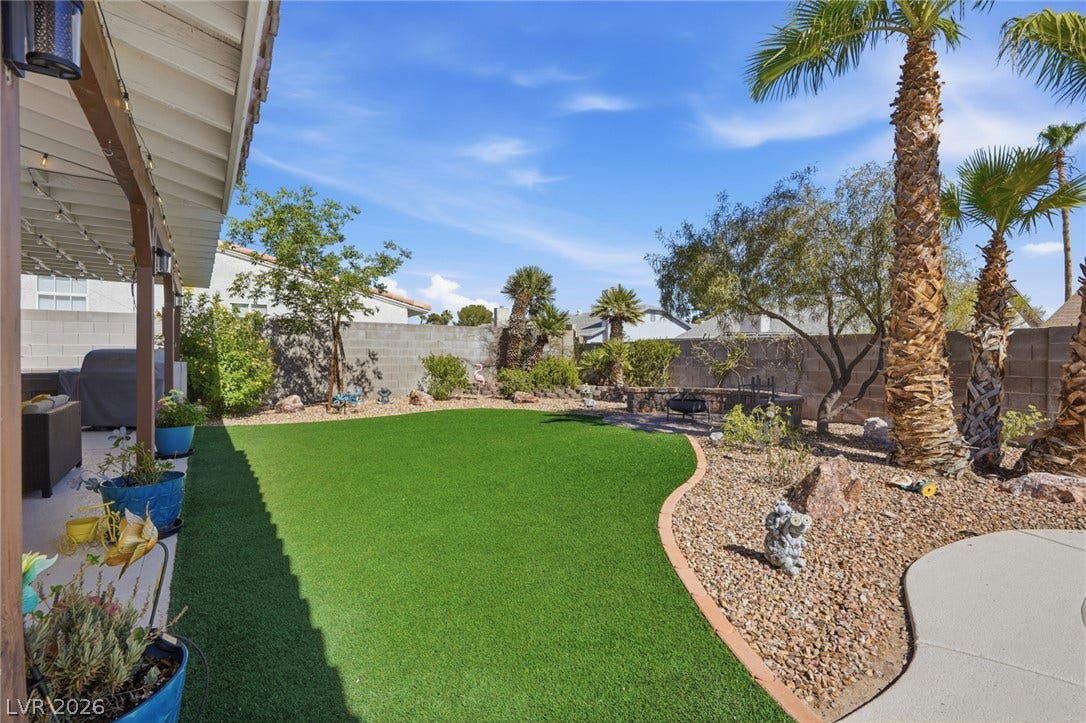 206 Oleander Place, Henderson, NV 89015 A private yard with an artificial turf lawn is ready for leisure and outdoor activities.