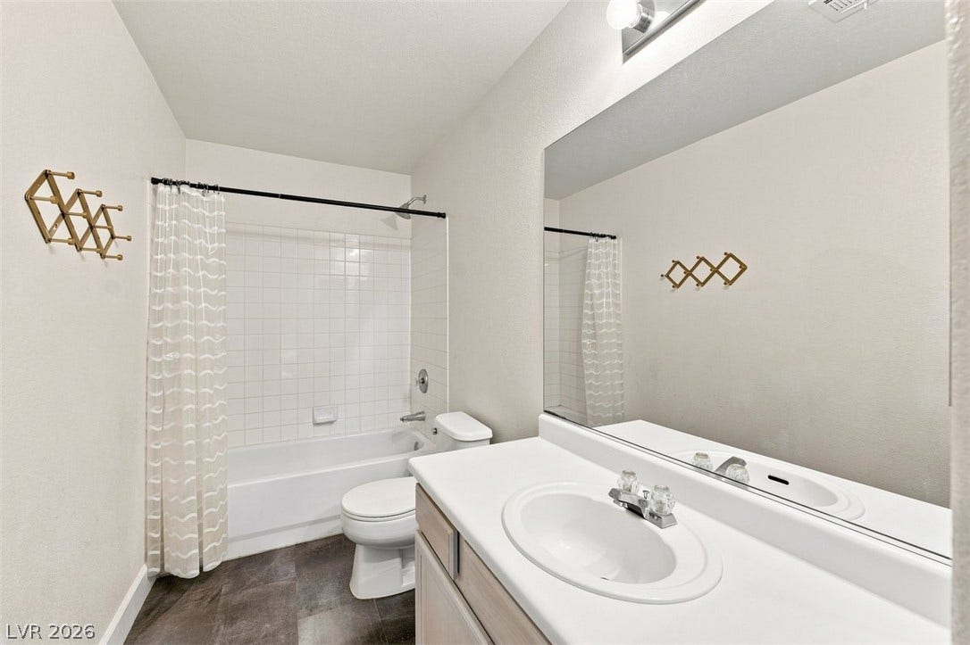 505 Rafkin Place, Henderson, NV 89052 Functional full guest bathroom featuring a tub and shower combination with a vanity sink and expansive mirror.