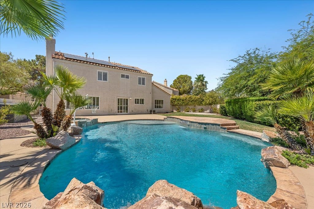 2000 Silverton Drive, Henderson, NV 89074 An inviting backyard oasis offers a sparkling pool with a spillover spa and ample space for outdoor enjoyment.